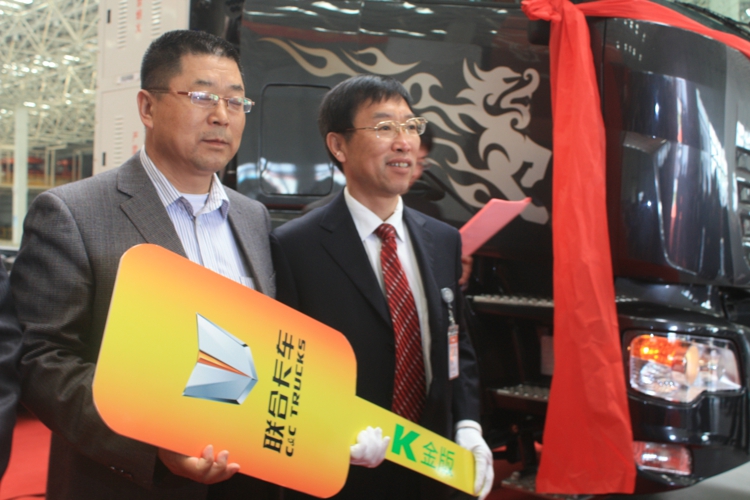 集瑞联合卡车营销服务有限公司董事长刘波向首批用户交付钥匙 