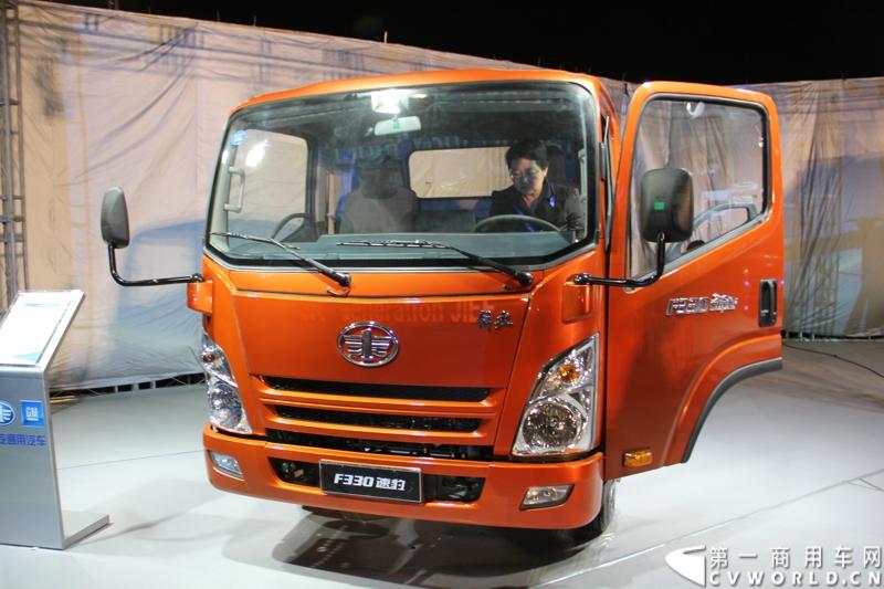 9月16日，中国一汽与美国通用汽车合资后推出的第一款高端轻卡产品解放F330速豹在北京国家体育场上市发布。