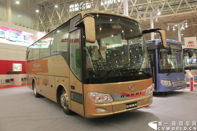 2013中国（武汉）国际商用车展，于10月30日-11月2日在武汉国际博览中心举行。安凯客车携三款主力产品亮相。图为安凯LNG公路客车。