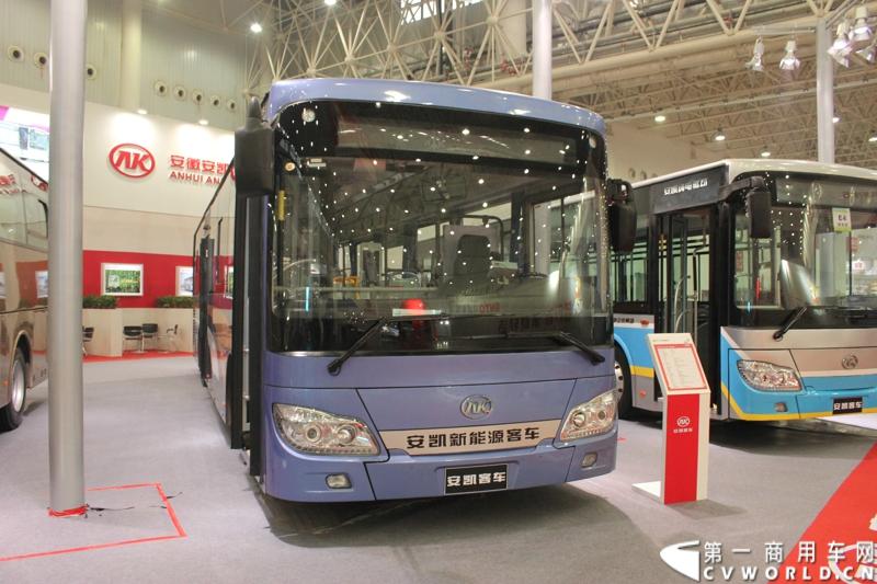 2013中国（武汉）国际商用车展，于10月30日-11月2日在武汉国际博览中心举行。安凯客车携三款主力产品亮相。图为安凯混合动力公交车。