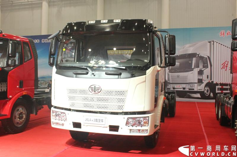 10月30日-11月2日，“2013中国国际商用车展”在武汉举行。相比起去年，此次车展参展的整车企业明显增多，企业对展会的重视程度也明显增加，解放展台上，竖立着“解放卡车，赚钱机器”这一鲜明的、以产品为导向的品牌宣传口号。 图为解放J6L载货车。