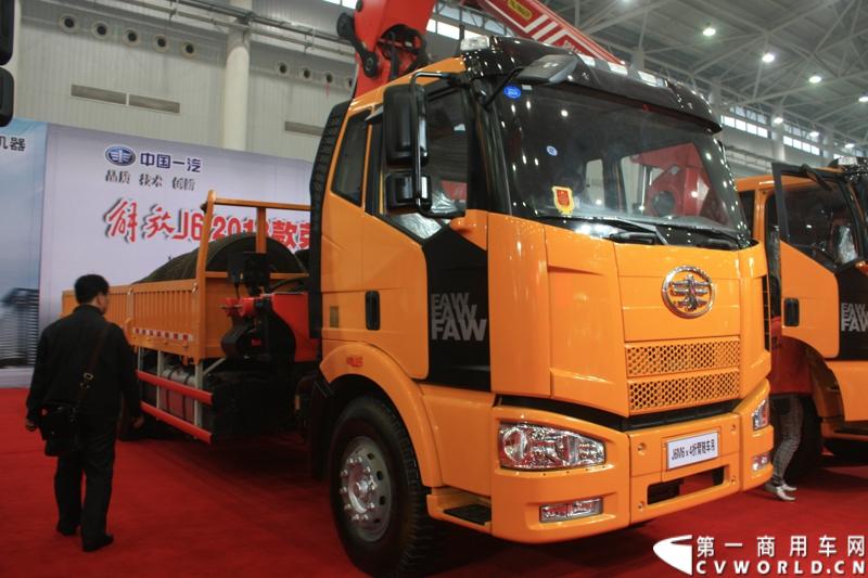 10月30日-11月2日，“2013中国国际商用车展”在武汉举行。相比起去年，此次车展参展的整车企业明显增多，企业对展会的重视程度也明显增加，解放展台上，竖立着“解放卡车，赚钱机器”这一鲜明的、以产品为导向的品牌宣传口号。 图为解放J6M折臂随车吊。