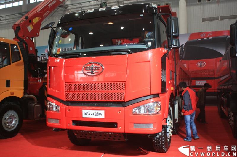 10月30日-11月2日，“2013中国国际商用车展”在武汉举行。相比起去年，此次车展参展的整车企业明显增多，企业对展会的重视程度也明显增加，解放展台上，竖立着“解放卡车，赚钱机器”这一鲜明的、以产品为导向的品牌宣传口号。 图为解放J6P自卸车。