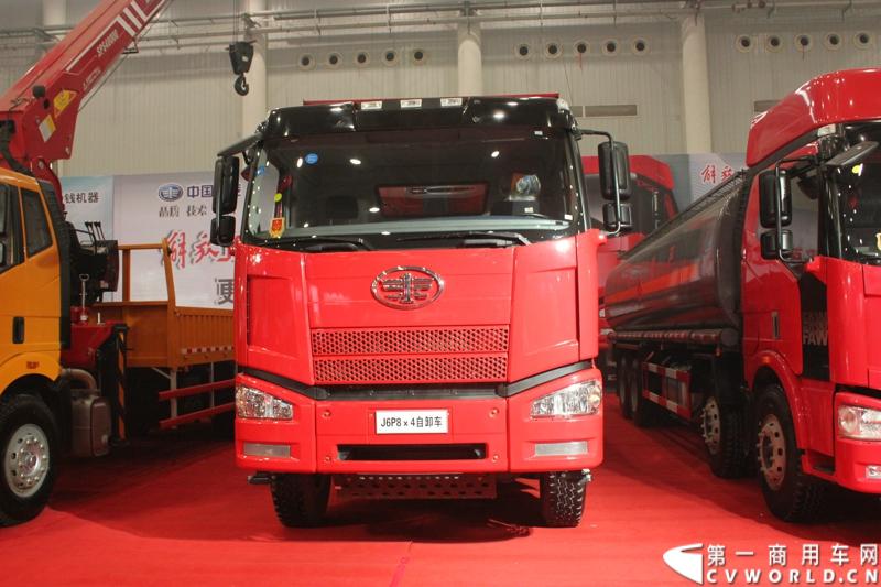 10月30日-11月2日，“2013中国国际商用车展”在武汉举行。相比起去年，此次车展参展的整车企业明显增多，企业对展会的重视程度也明显增加，解放展台上，竖立着“解放卡车，赚钱机器”这一鲜明的、以产品为导向的品牌宣传口号。 图为解放J6P自卸车。