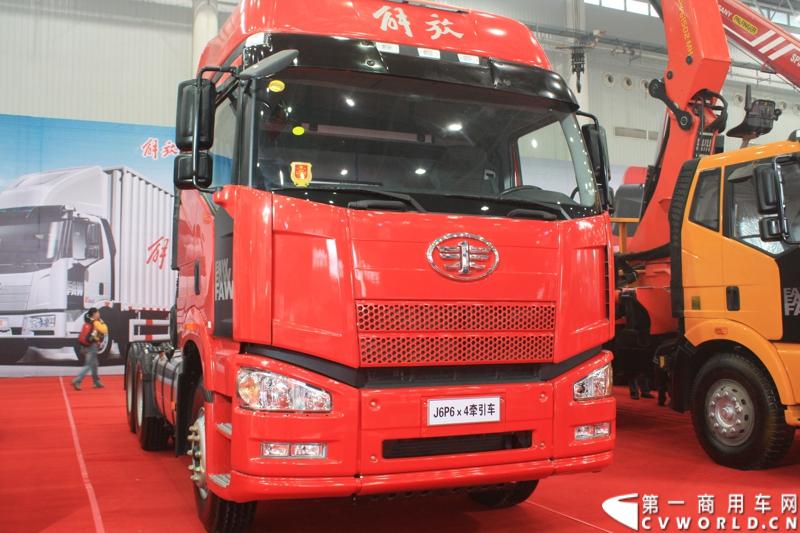 10月30日-11月2日，“2013中国国际商用车展”在武汉举行。相比起去年，此次车展参展的整车企业明显增多，企业对展会的重视程度也明显增加，解放展台上，竖立着“解放卡车，赚钱机器”这一鲜明的、以产品为导向的品牌宣传口号。 图为解放J6P牵引车。