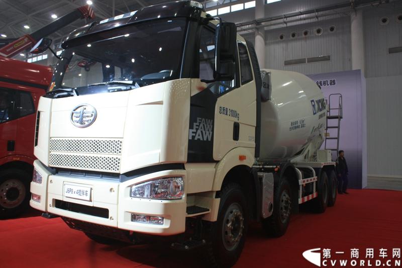 10月30日-11月2日，“2013中国国际商用车展”在武汉举行。相比起去年，此次车展参展的整车企业明显增多，企业对展会的重视程度也明显增加，解放展台上，竖立着“解放卡车，赚钱机器”这一鲜明的、以产品为导向的品牌宣传口号。 图为解放J6P搅拌车。