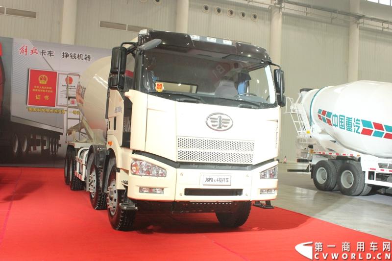 10月30日-11月2日，“2013中国国际商用车展”在武汉举行。相比起去年，此次车展参展的整车企业明显增多，企业对展会的重视程度也明显增加，解放展台上，竖立着“解放卡车，赚钱机器”这一鲜明的、以产品为导向的品牌宣传口号。 图为解放J6P搅拌车。