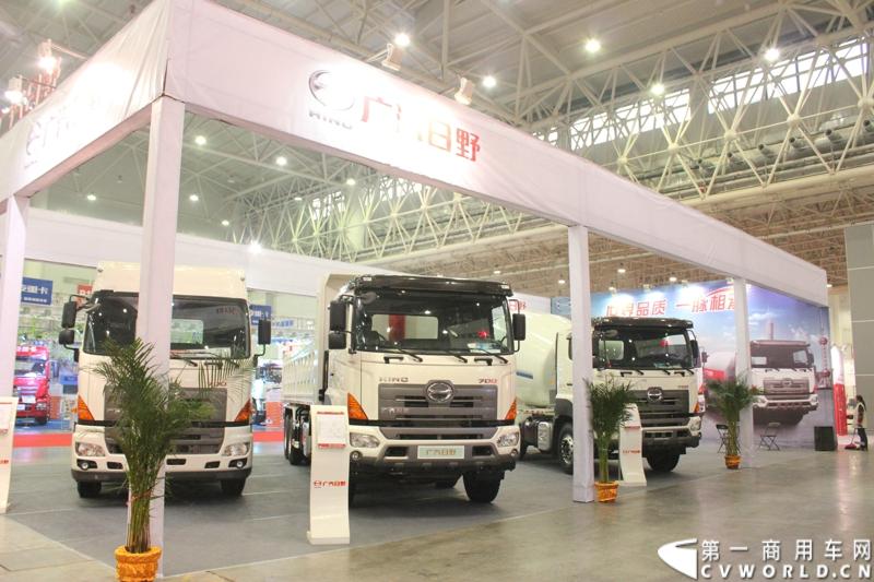 在2013年中国国际商用车展上，广汽日野位于B1展区中部，此次广汽日野携一款国四牵引车，一辆国四自卸车，一辆国四搅拌车亮相。
图为广汽日野展位。