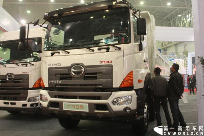 在2013年中国国际商用车展上，广汽日野位于B1展区中部，此次广汽日野携一款国四牵引车，一辆国四自卸车，一辆国四搅拌车亮相。图为广汽日野700系列自卸车。