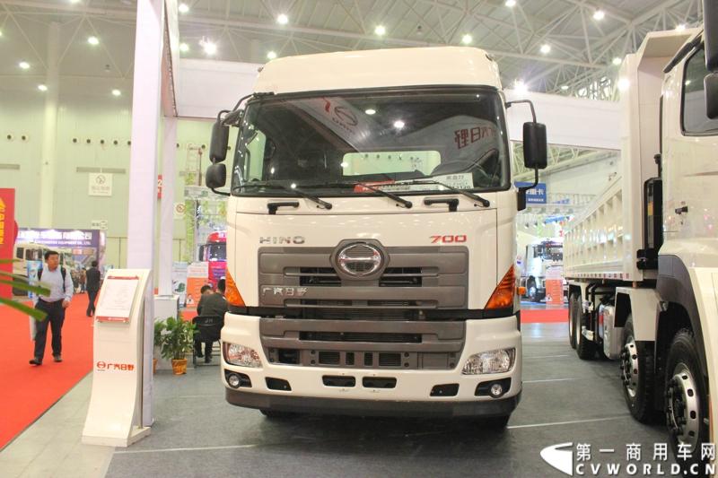 在2013年中国国际商用车展上，广汽日野位于B1展区中部，此次广汽日野携一款国四牵引车，一辆国四自卸车，一辆国四搅拌车亮相。图为广汽日野700系列牵引车。