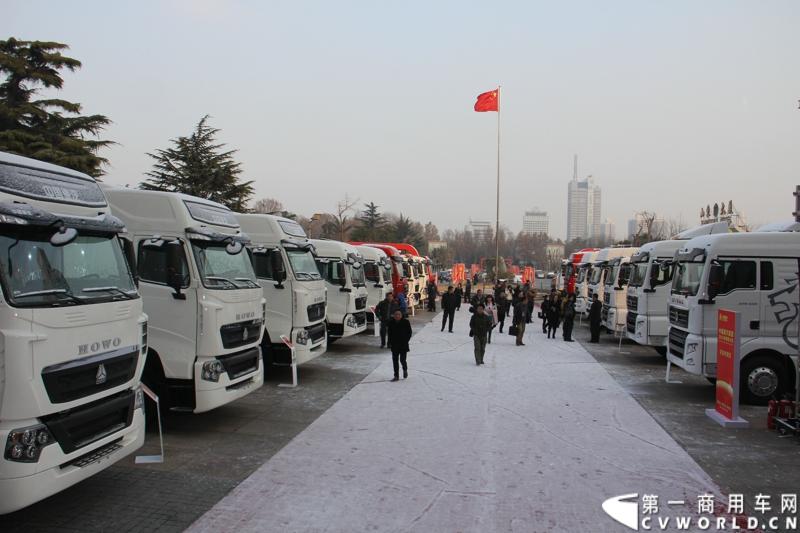 12月17-18日，以“新起点 新征程 新跨越”为主题的中国重汽集团2014年商务大会在济南召开。中国重汽正式发布多品牌战略，将在2014年大力开展“品牌、质量、效益年”活动，力争2014年实现整车销售20万辆，其中重卡14万辆的发展目标。图为商务年会现场的中国重汽重卡展示。