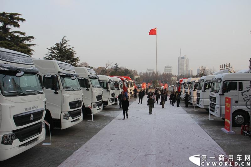 12月17-18日，以“新起点新征程新跨越”为主题的中国重汽集团2014商务大会在济南召开。中国重汽正式发布多品牌战略，并将在2014年大力开展“品牌、质量、效益年”活动，力争2014年实现整车销售20万辆，重卡销售14万辆的发展目标。