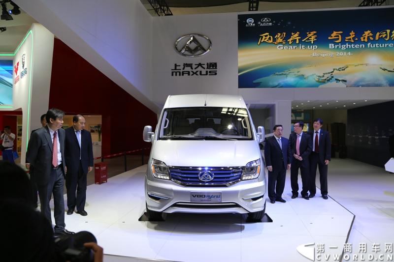 在第十三届北京国际车展上，与“新能源”一词沾边的车型几乎都备受媒体关注，商用车展区的新能源车型同样引来众多媒体的关注。图为上汽大通MAXUS V80 Hybrid增程式电动宽体轻客揭幕。
