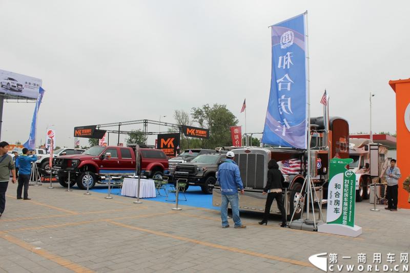 在2014北京国际车展上，房车企业纷纷拿出看家的本领，在此展出近几年或者近一年的实力车型。图为和合房车展区。