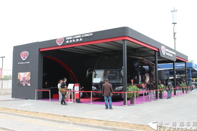 在2014北京国际车展上，房车企业纷纷拿出看家的本领，在此展出近几年或者近一年的实力车型。图为金龙礼宾车展区。