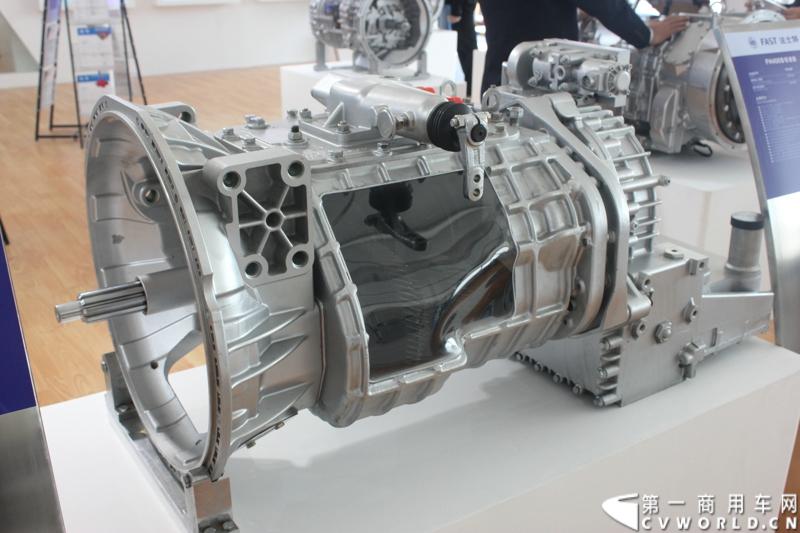法士特携11款新产品登临2014（第十三届）北京国际汽车展览会，向国内外客户全面展示法士特最新科技成果。图为6DSQX180T系列变速器。