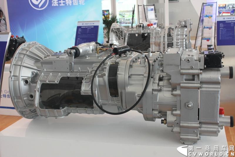 法士特携11款新产品登临2014（第十三届）北京国际汽车展览会，向国内外客户全面展示法士特最新科技成果。图为12JSDX200T变速器与FHB320B缓速器串联。