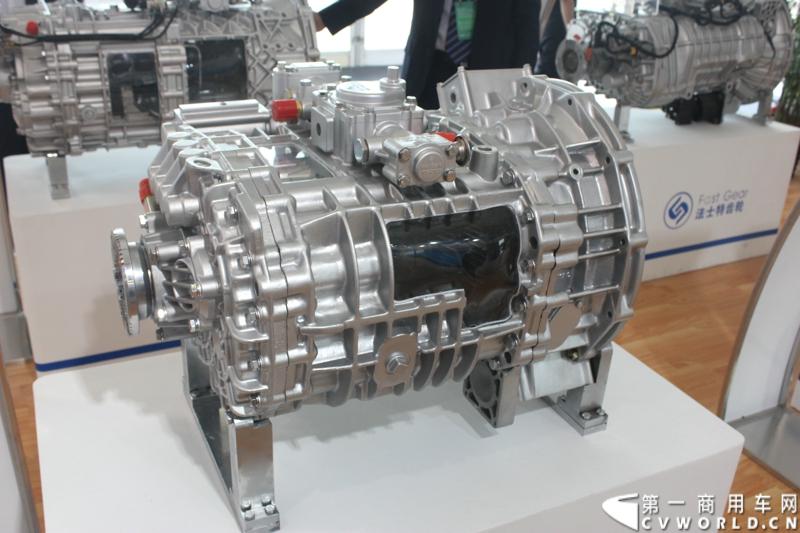 法士特携11款新产品登临2014（第十三届）北京国际汽车展览会，向国内外客户全面展示法士特最新科技成果。图为C6DSXL80T、110T系列变速器。