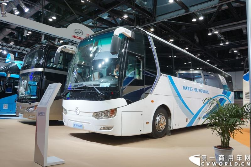 本次展会，厦门金旅携12米凯歌XML6122J18、10米一层半凯歌XML6102高旅游客运高端精品及9米锦程中巴新品集中亮相，再次诠释了金旅“为客户创造价值”的核心理论。图为金旅XML6122J18凯歌系列豪华客车。