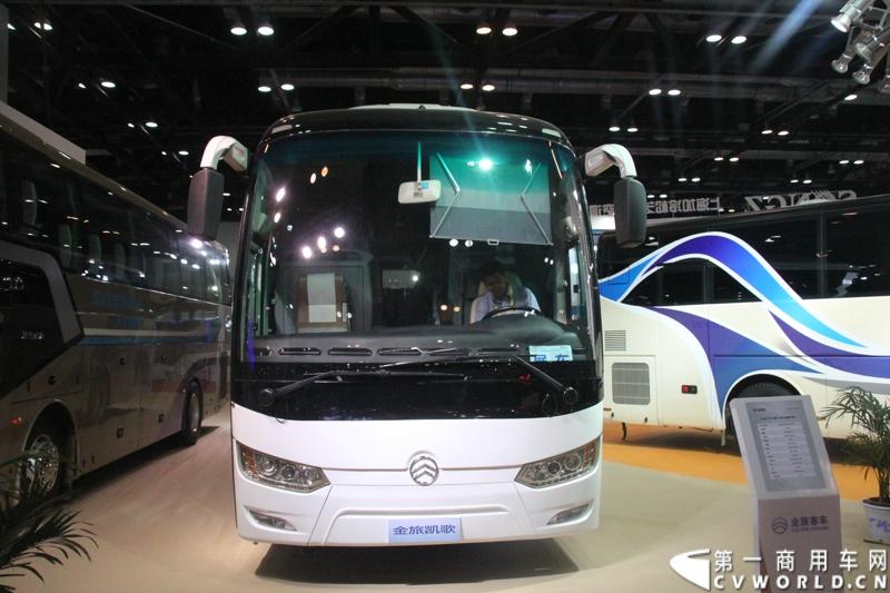 本次展会，厦门金旅携12米凯歌XML6122J18、10米一层半凯歌XML6102高旅游客运高端精品及9米锦程中巴新品集中亮相，再次诠释了金旅“为客户创造价值”的核心理论。图为金旅XML6122J18凯歌系列豪华客车。