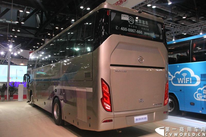 本次展会，厦门金旅携12米凯歌XML6122J18、10米一层半凯歌XML6102高旅游客运高端精品及9米锦程中巴新品集中亮相，再次诠释了金旅“为客户创造价值”的核心理论。图为金旅XML6102金旅凯歌层半客车。