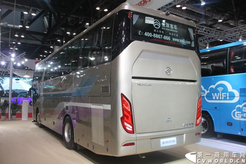 本次展会，厦门金旅携12米凯歌XML6122J18、10米一层半凯歌XML6102高旅游客运高端精品及9米锦程中巴新品集中亮相，再次诠释了金旅“为客户创造价值”的核心理论。图为金旅XML6102金旅凯歌层半客车。