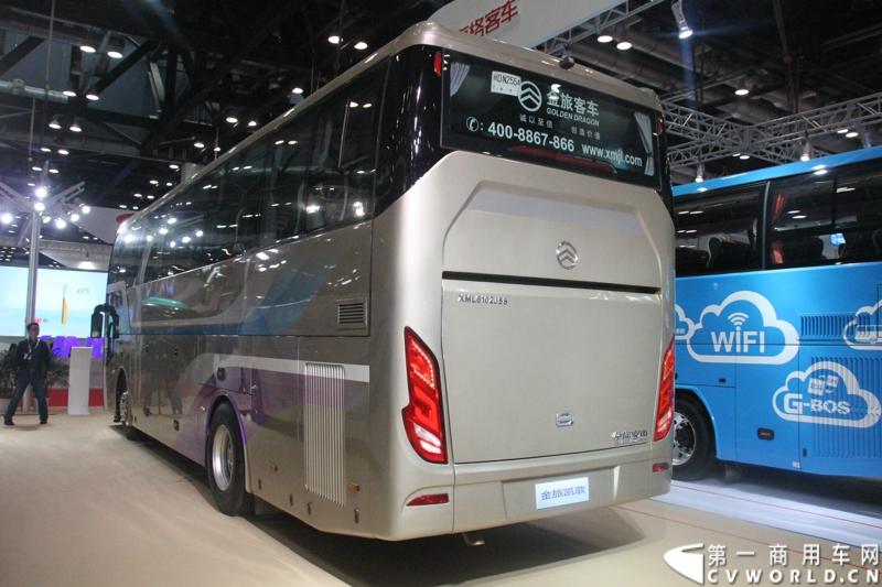 本次展会，厦门金旅携12米凯歌XML6122J18、10米一层半凯歌XML6102高旅游客运高端精品及9米锦程中巴新品集中亮相，再次诠释了金旅“为客户创造价值”的核心理论。图为金旅XML6102金旅凯歌层半客车。