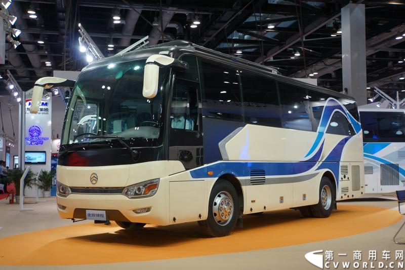 本次展会，厦门金旅携12米凯歌XML6122J18、10米一层半凯歌XML6102高旅游客运高端精品及9米锦程中巴新品集中亮相，再次诠释了金旅“为客户创造价值”的核心理论。图为金旅全新推出中巴锦程系列公路客车。