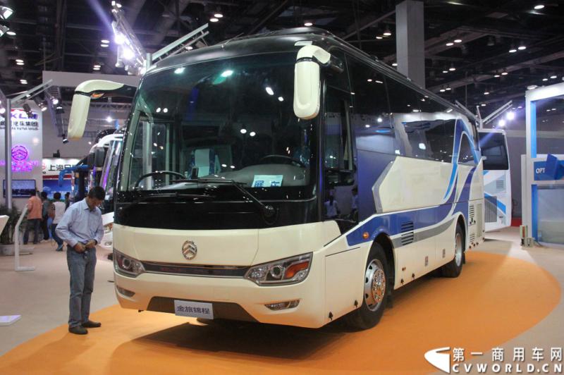 本次展会，厦门金旅携12米凯歌XML6122J18、10米一层半凯歌XML6102高旅游客运高端精品及9米锦程中巴新品集中亮相，再次诠释了金旅“为客户创造价值”的核心理论。图为金旅全新推出中巴锦程系列公路客车。