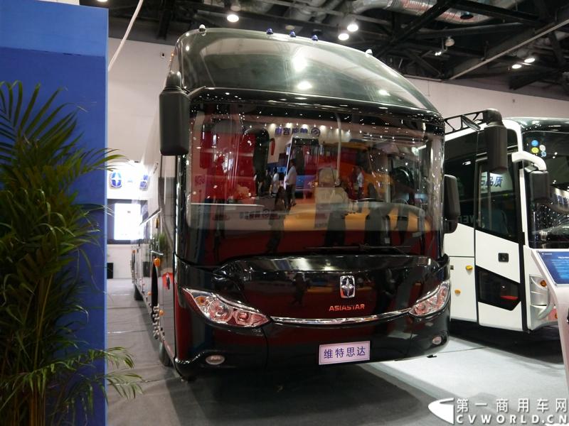 此次道路运输展，亚星客车携四款新车亮相，他们分别是YBL6148H、JS6126G、YBL6905H、YBL6127,这四款车型均属于亚星维特思达。图为亚星维特思达YBL6148H双风挡大型公路客车。