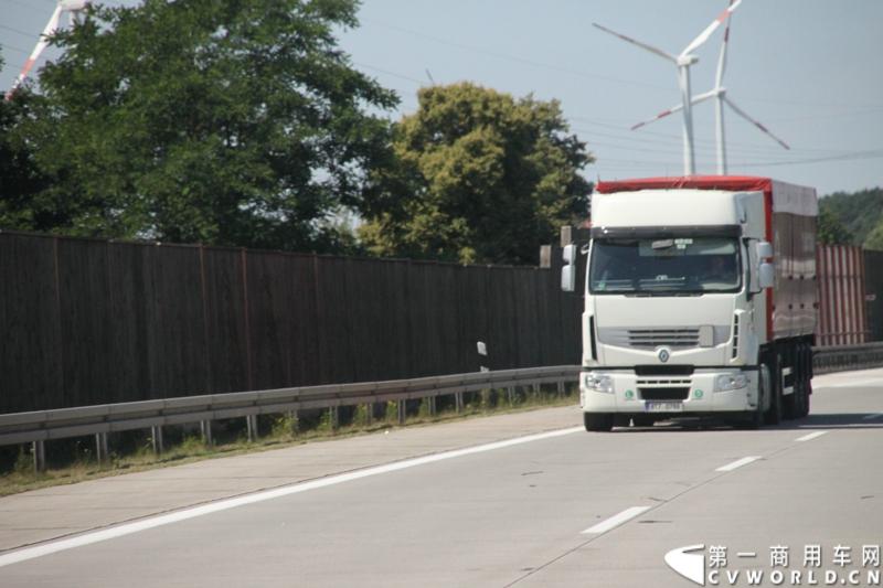 7月3日，奔驰未来卡车2025在德国马格德堡首发，第一商用车网记者有幸在现场见证了该首发仪式。除却奔驰未来卡车2025的自主驾驶功能给记者带来的不小的震撼外，而在柏林至马格德堡的高速公路上，形形色色的欧洲卡车也给记者带来一次非同凡响的视觉盛宴，正所谓独乐乐，不如众乐乐，一起来感受不一样的视觉冲击吧！图为行驶在柏林高速公路上的各色雷诺卡车。