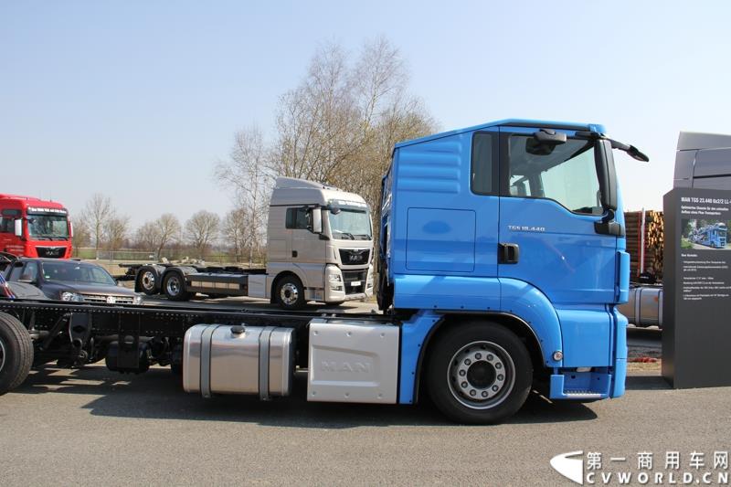 图为man tgs 23.440 6×2型商品车运输车