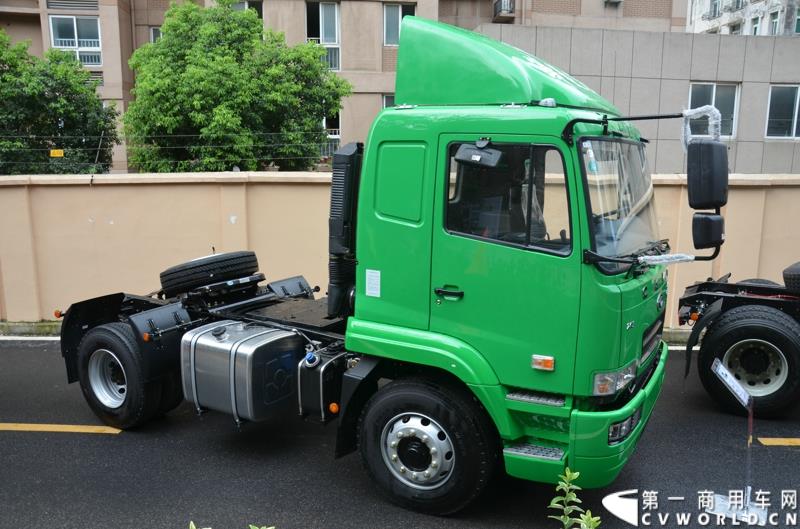 图为:华菱之星4×2港口牵引车