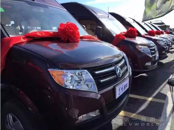 近百辆东风御风在新疆交车5.jpg