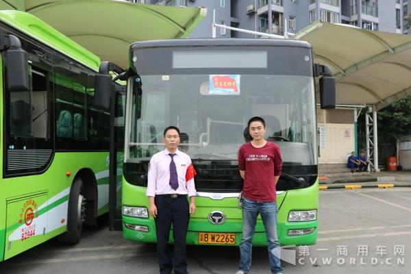 熊松(左)与调度站工作人员在恒通车前.jpg 熊松(左)与调度站工作人员在恒通车前.jpg