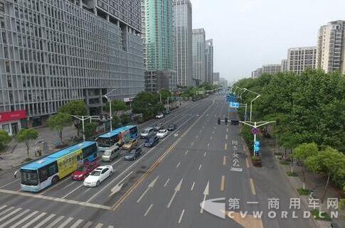 南京再设30公里公交专用道 新能源汽车也能在上面跑啦.jpg