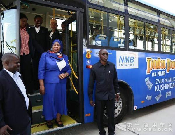 2 坦桑尼亚副总统乘坐金旅BRT.jpg