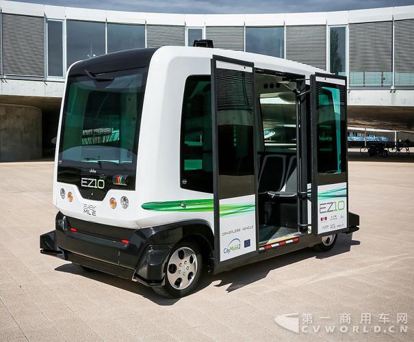 可载10人 无人驾驶巴士正式在日本上路测试.jpg