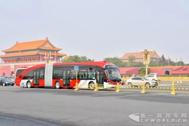 银隆新能源18米纯电动BRT在北京长安街正式运营.jpg