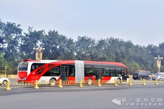 银隆新能源18米纯电动BRT在北京长安街正式运营1.jpg