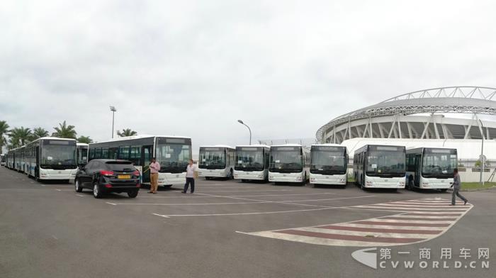 3 抵达加蓬利伯维尔的首批中国智能公交.jpg
