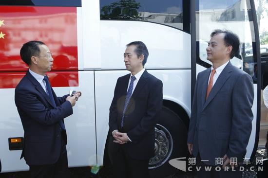 海格客车董事长张斌（右一）、总经理黄书平（左一）向中国驻柬大使熊波介绍海格流动医疗车.jpg