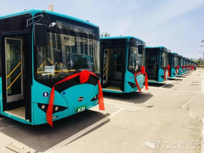比亚迪首批纯电动公交车交付喀什1.jpg