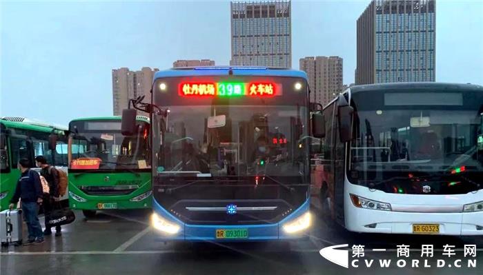 在菏泽的中通客车三代新能源公交“明星车型”.jpg