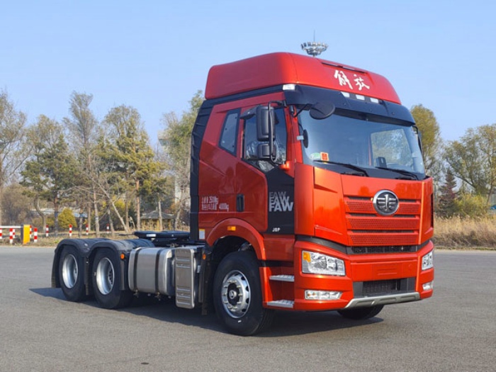 解放J6P牵引车，搭载解放奥威CA6DM3发动机，520马力.jpg