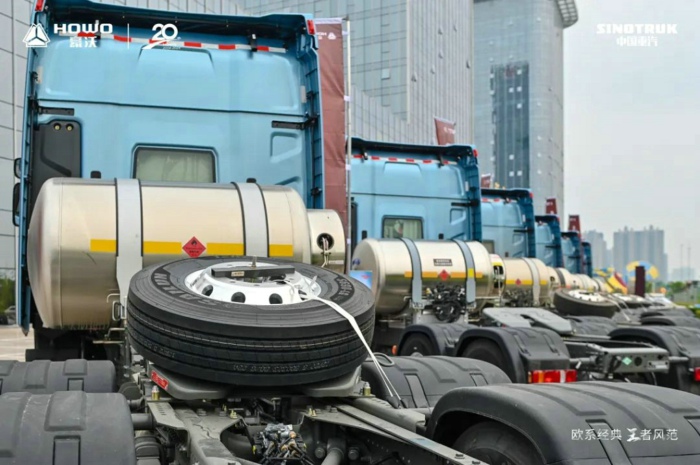 重汽豪沃燃气车.jpg
