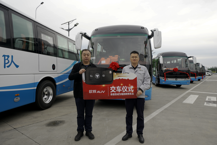欧辉BJ6116城间客车批量交付呼伦贝尔草原行车队3.png