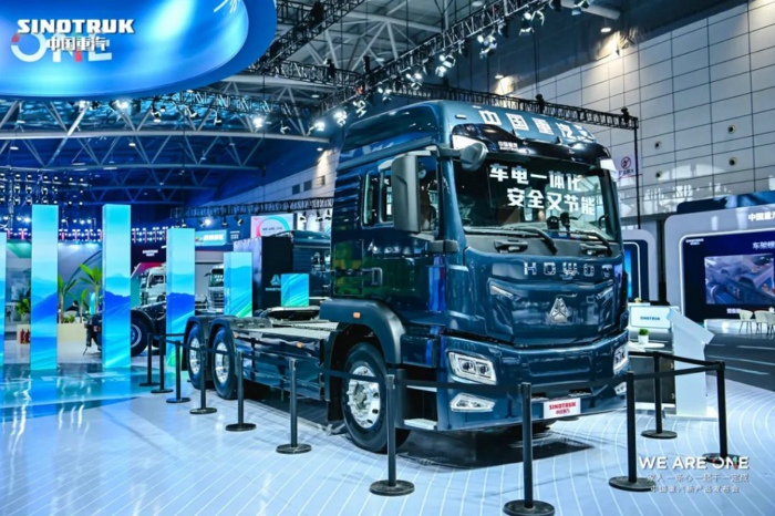 重汽豪沃TX电驱桥充电牵引车3.jpg
