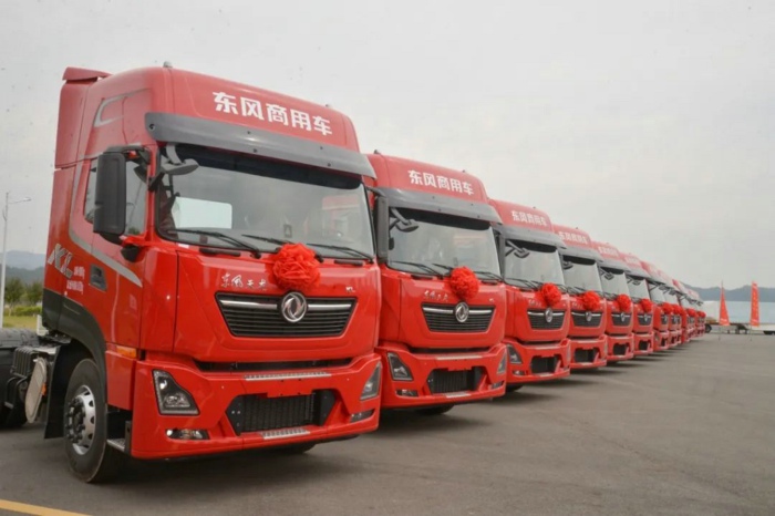 东风天龙KL燃油牵引车.jpg