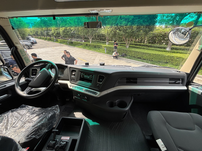 测评宇通T400 4×2港口牵引车3.png
